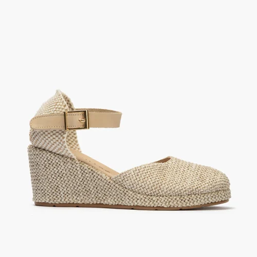 Sandalia estilo valenciana cu&ntilde;a alta con pulsera Natural