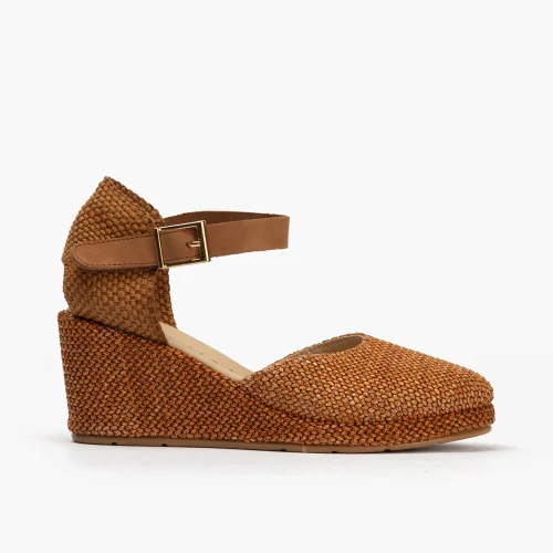 Sandalia estilo valenciana cu&ntilde;a alta con pulsera Cuero