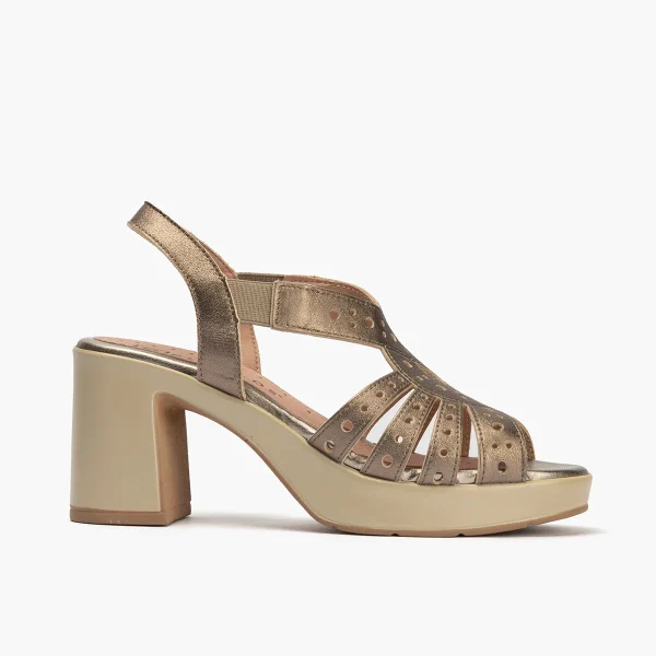 Zapato de sal&oacute;n con tac&oacute;n plataforma y detalles metalizados Bronce