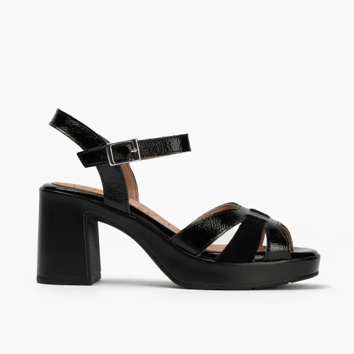 Zapato de sal&oacute;n con tac&oacute;n plataforma y piel charol Negro